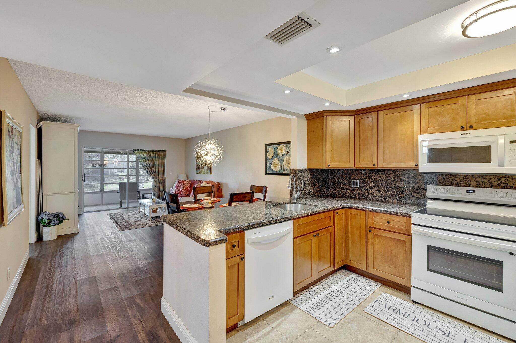 Fully furnished dream condo !