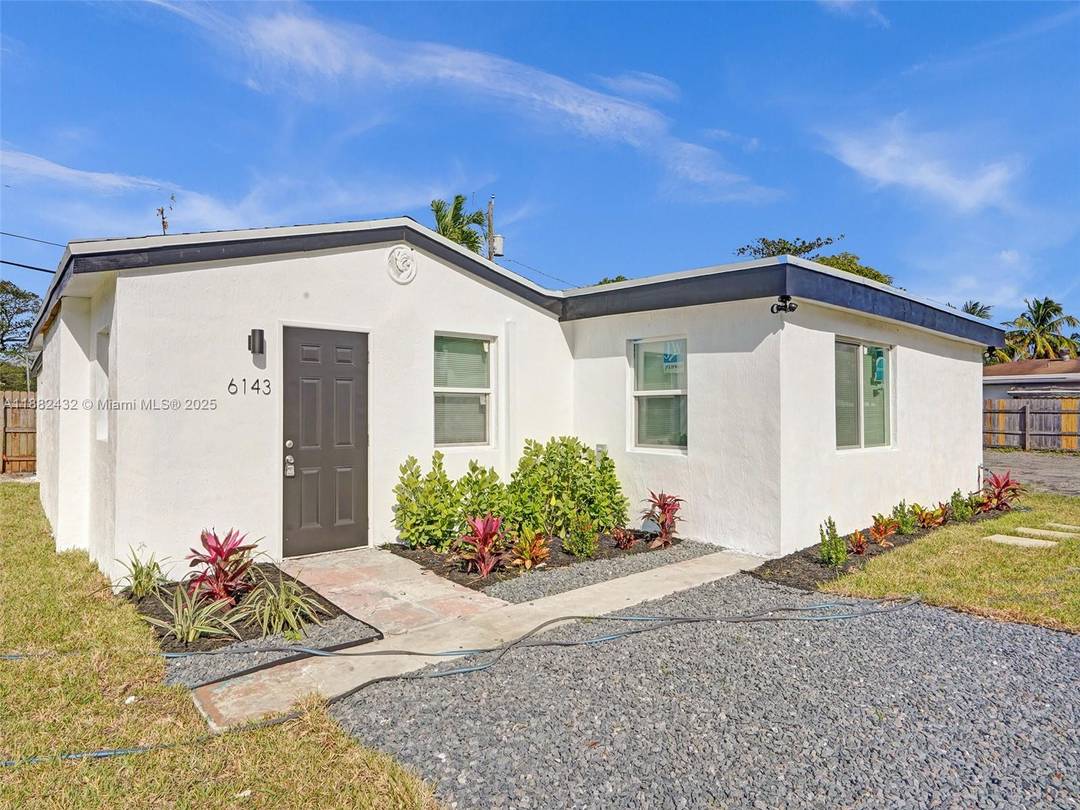 Beautiful 4 bedroom, 3 bathroom home in Miramar, perfectly located near 441 and the Turnpike for easy access to everything.