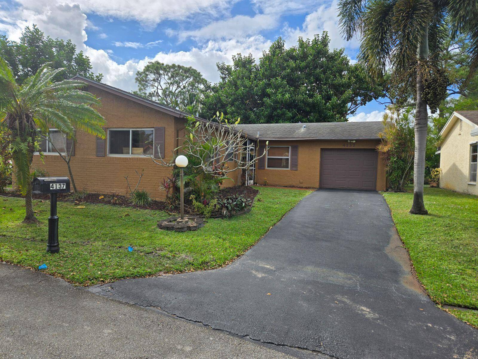 You're gonna LOVE this great 2 Br 2 Bath garage home.