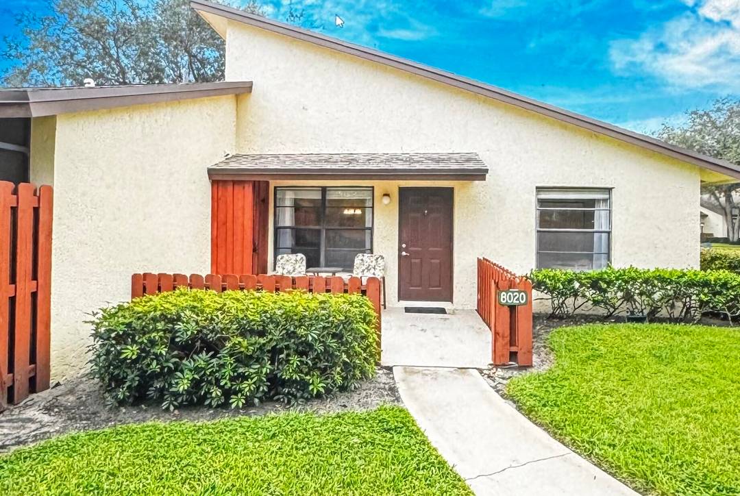 Stylish, Turnkey Villa Living in Hobe Sound !