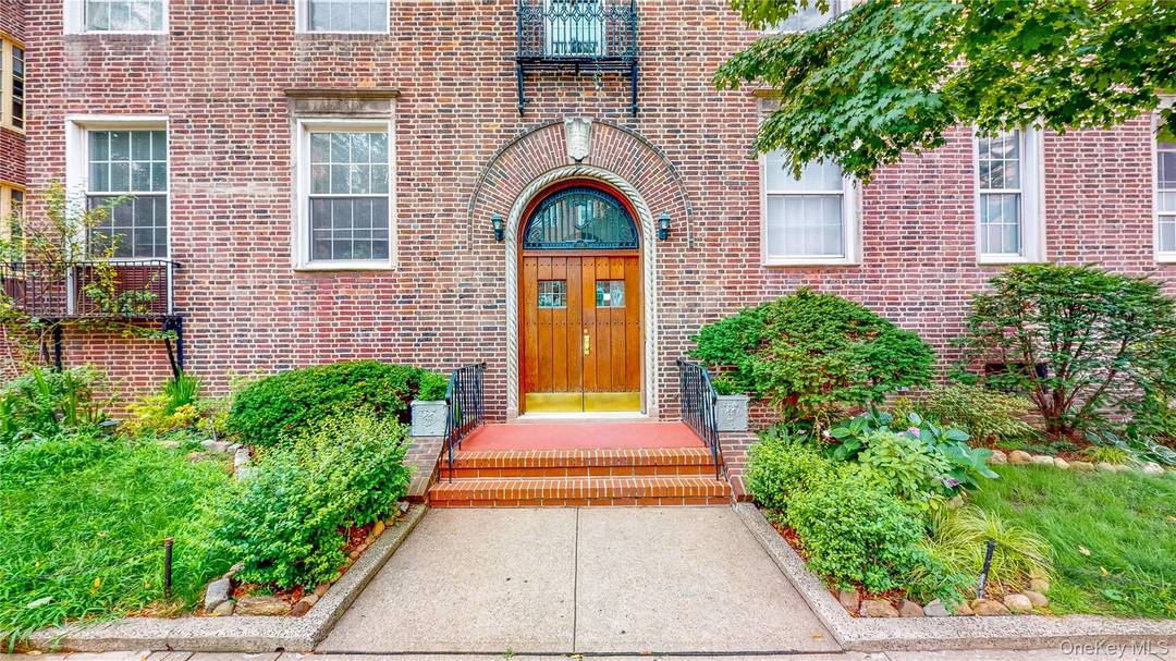 Welcome to Linden Court, a landmarked treasure in the heart of the Historic District of Jackson Heights and one of the neighborhood s most celebrated garden complexes.