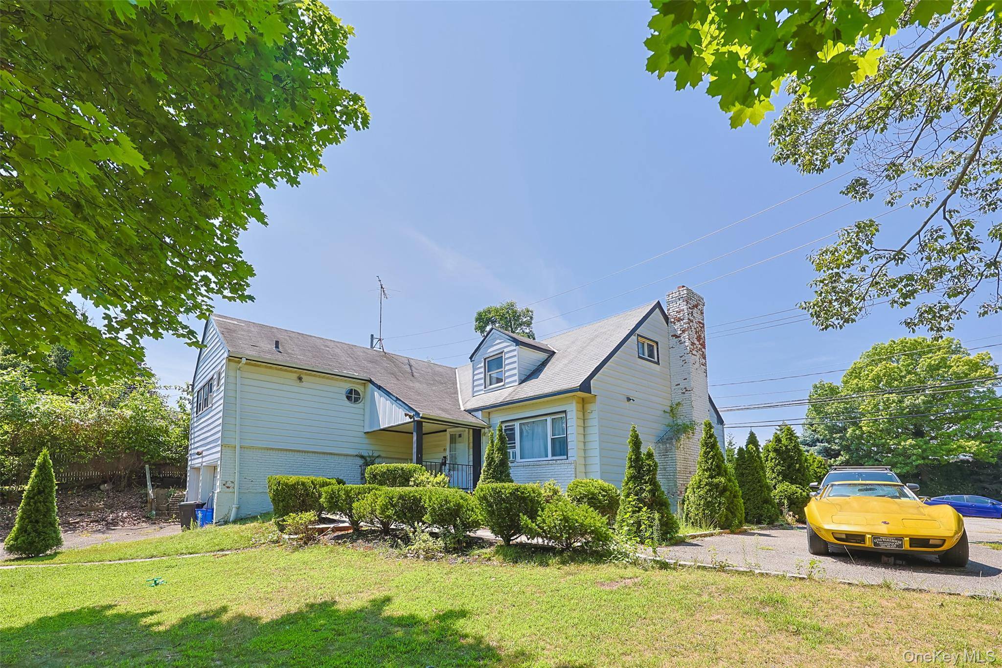 Prime Corner Location Live Work Opportunity in Flower Hill !