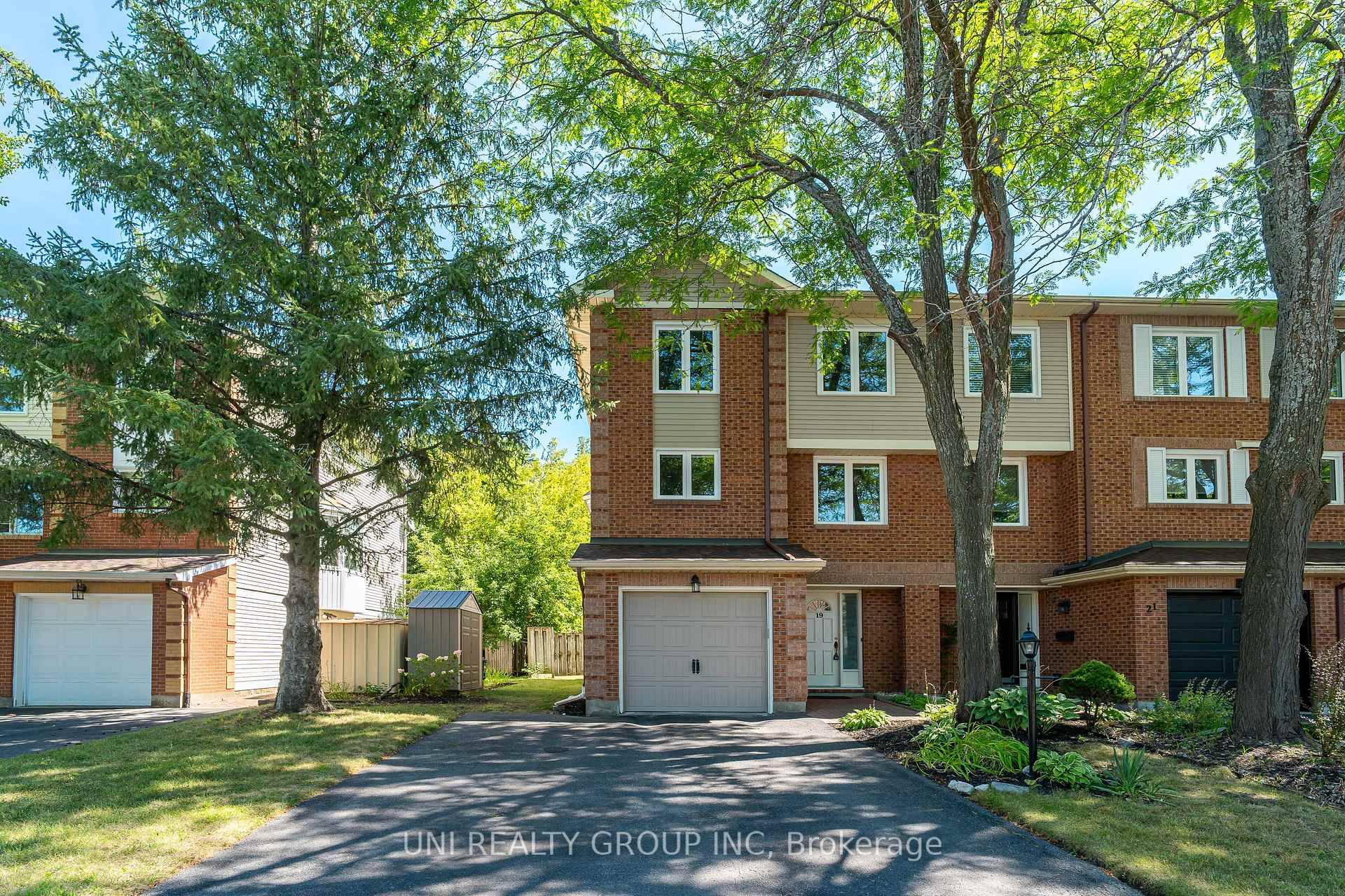 Open House Sep. 7th, Sunday 2 4pm Welcome to this freehold, bright and spacious 3 1 bedroom, 3 bathroom end unit townhouse in the sought after Centrepointe community, just steps ...