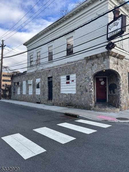 Mix used property consisting of 1 3 bedroom apartment over a non operating bar being sold with liquor license.