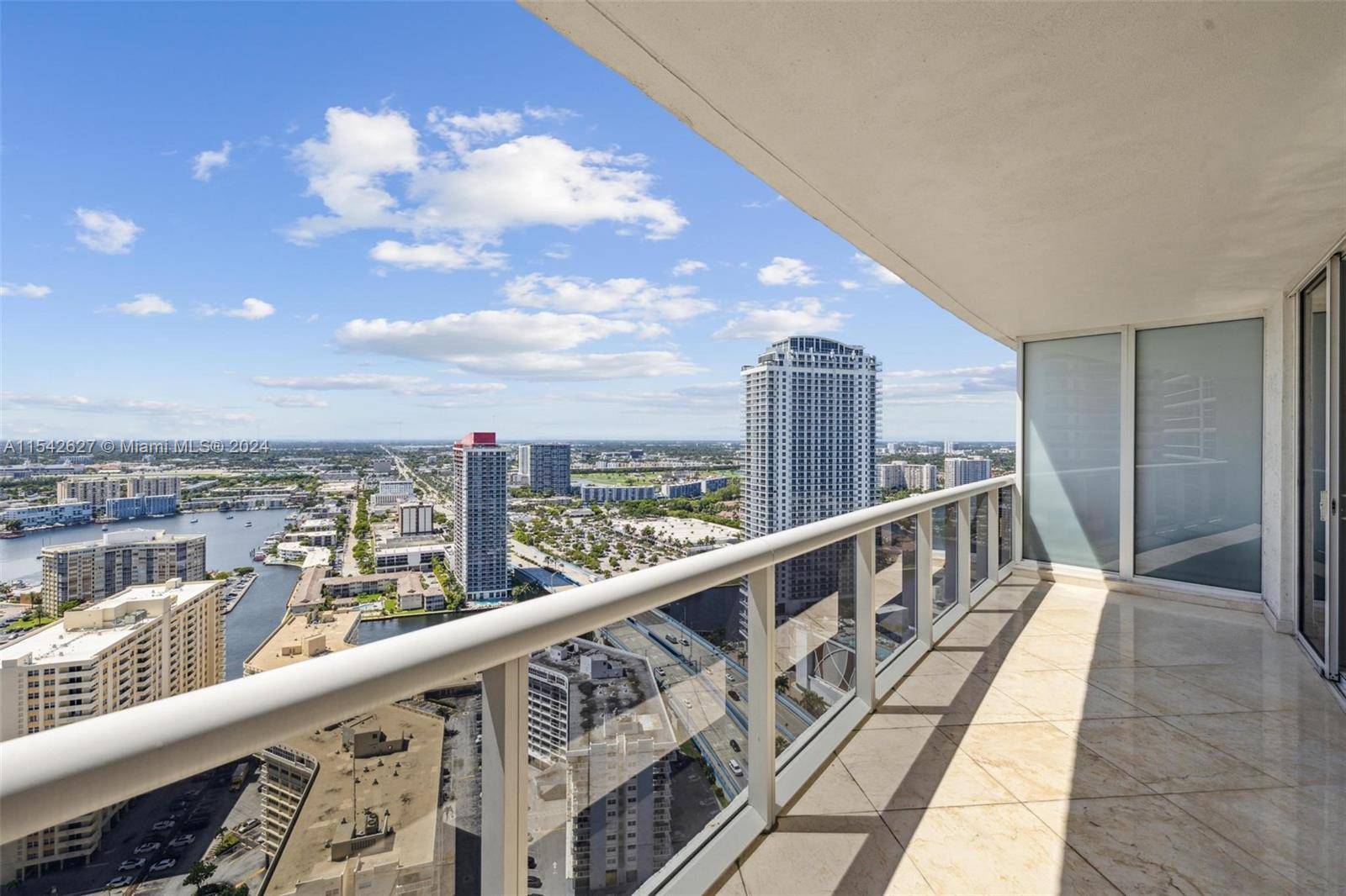 Breathtaking intracoastal and city views awaits you from this 1 bed den 1 bath.