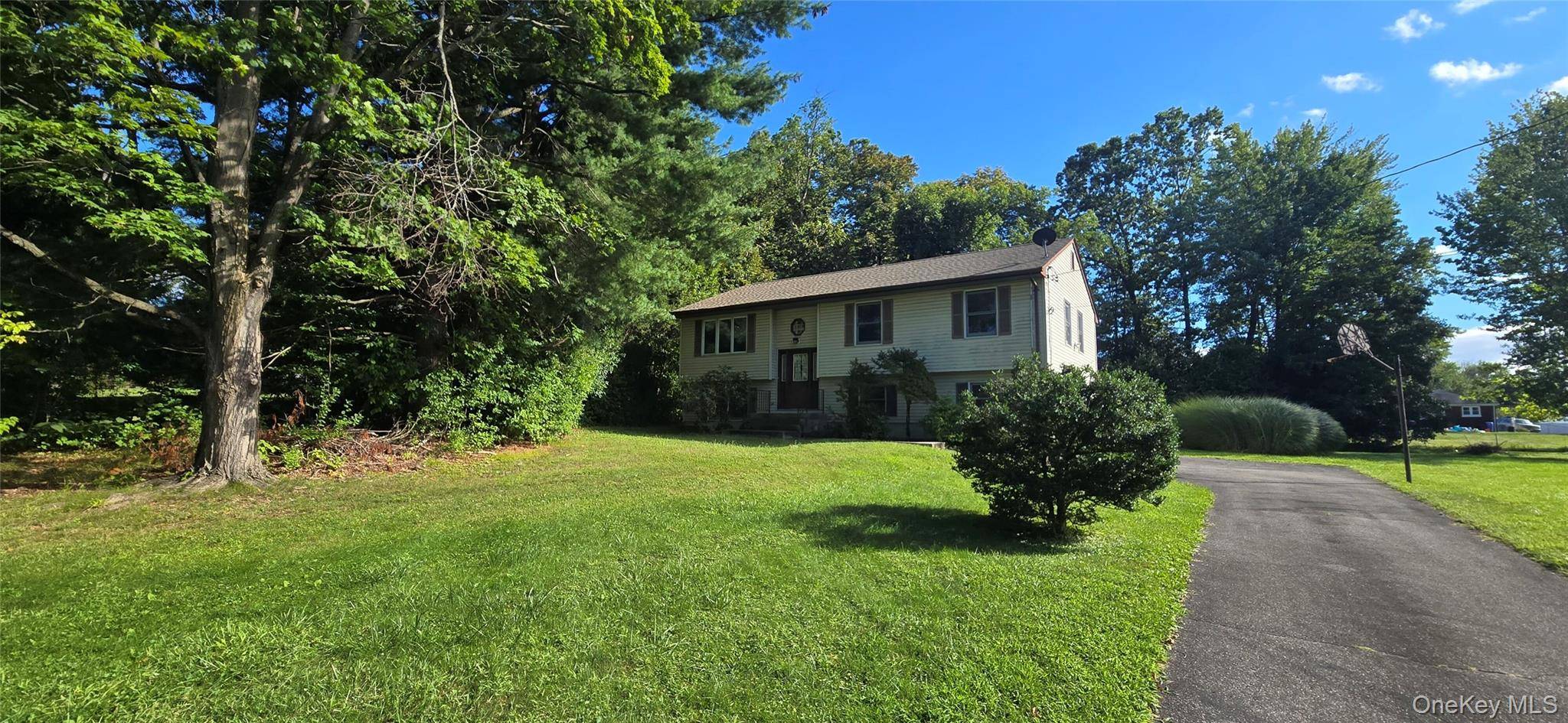 Charming Raised Ranch offering 3 4 bedrooms and 1.