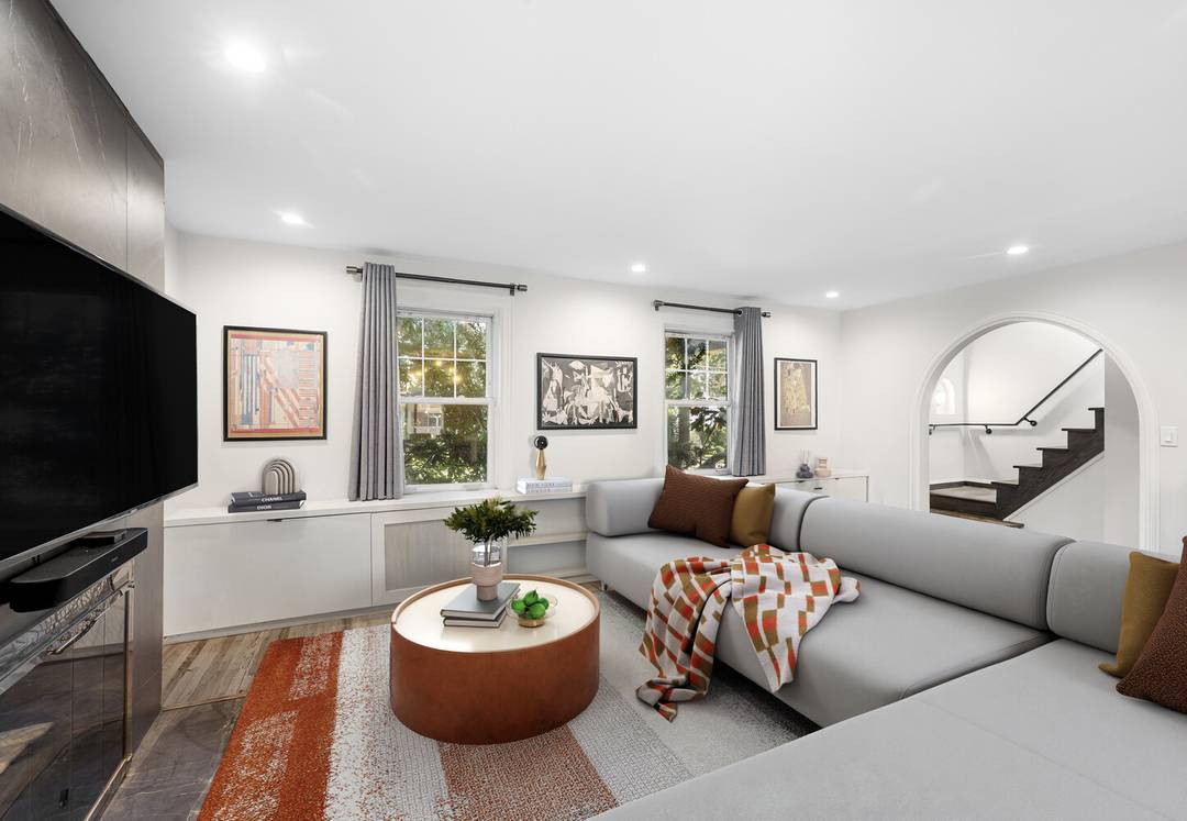 4 Bedrooms 2. 5 Bathrooms Beautiful Detached Colonial Home in Murray Hill with Endless Potential Nestled on one of the quietest residential streets in Murray Hill, this detached single family ...