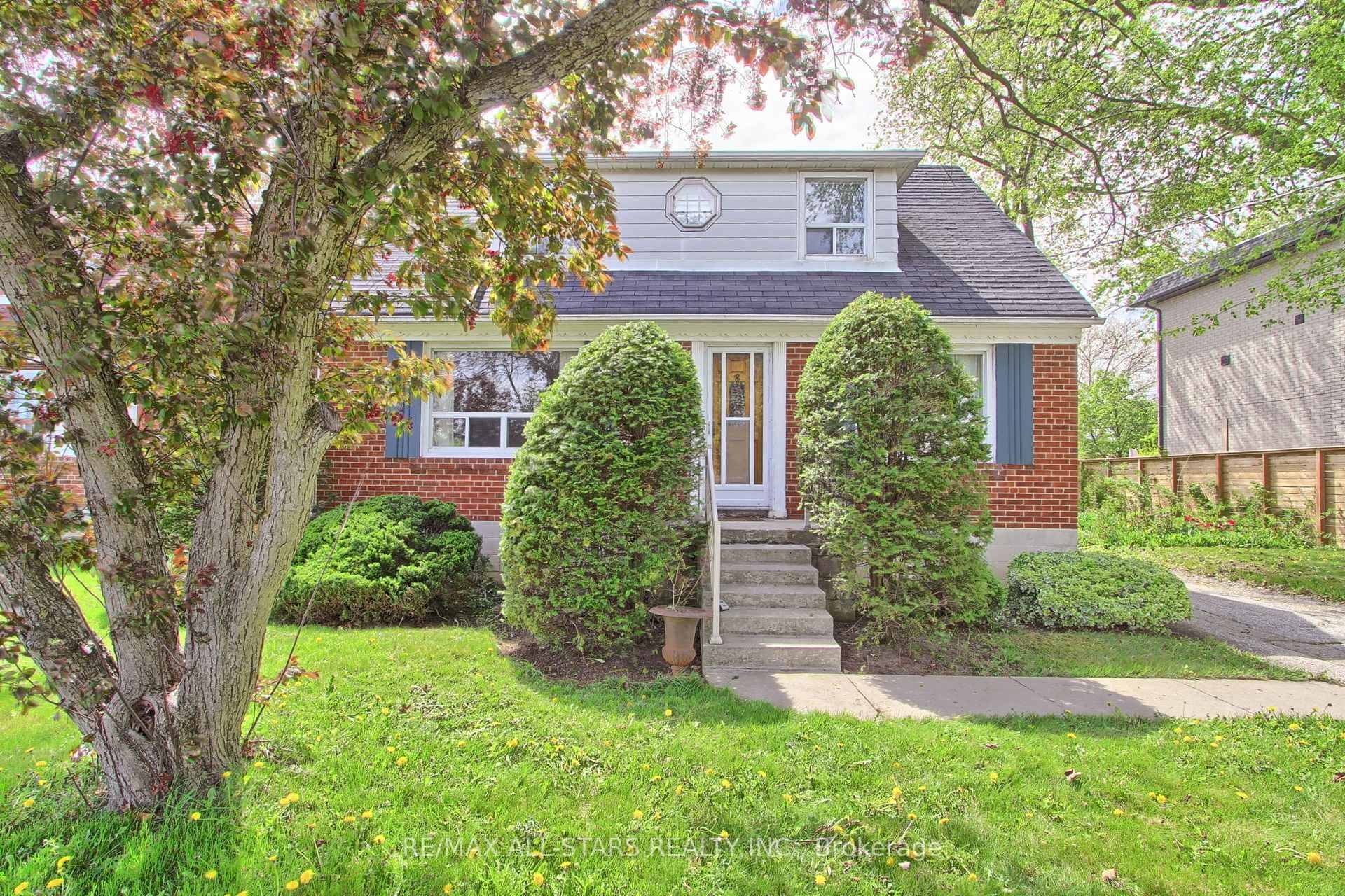 Welcome to 12 Grantbrook ideal location steps to transit, Finch subway, Line 1 Yonge University shops and restaurants short distance to 401.