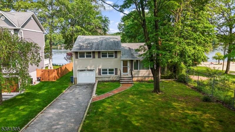 Welcome to your lakefront retreat !