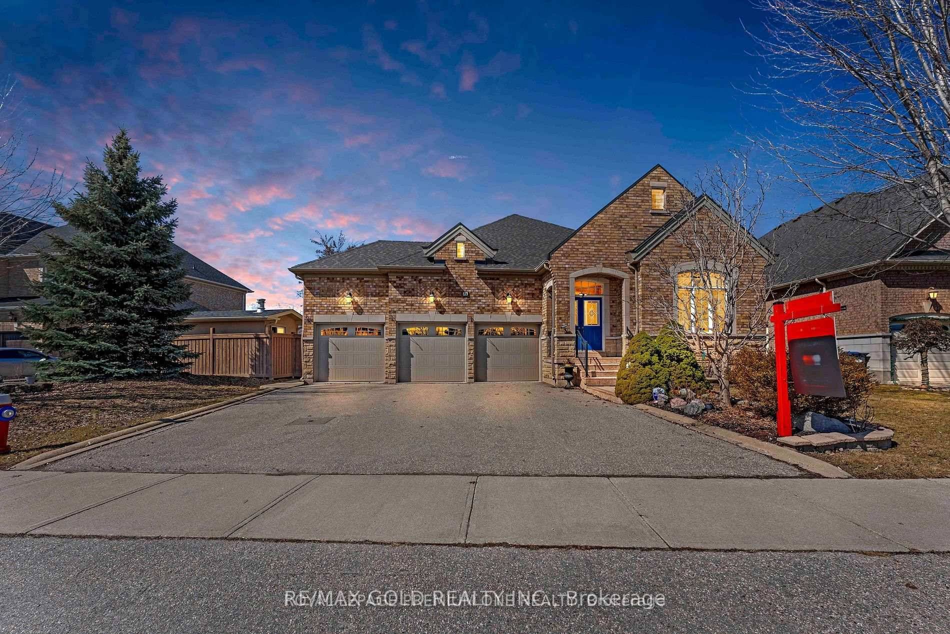 Welcome to 71 Louvain Dr, A True Gem, amp ; One Of A Kind Bungalow Located In The Prestigious Neighbourhood Of The Chateaus Of Castlemore.