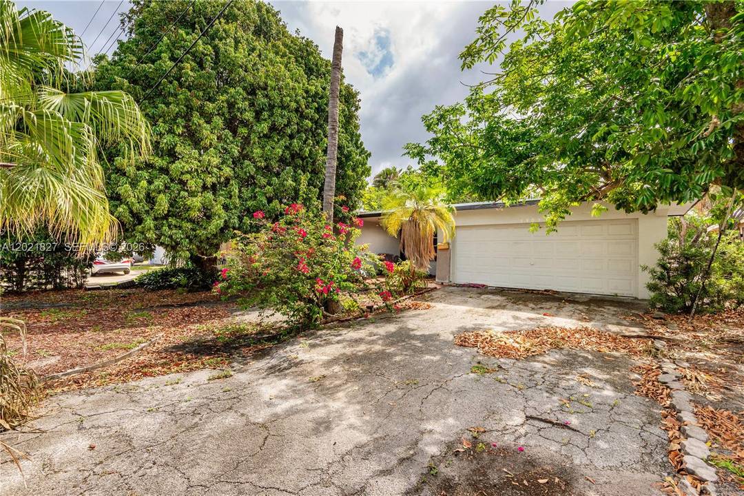 GREAT POTENTIAL FOR INVESTER OR FIRST TIME HOME BUYER Spacious 3 bedroom, 2 bath single family home featuring a open layout, tile floors through out.