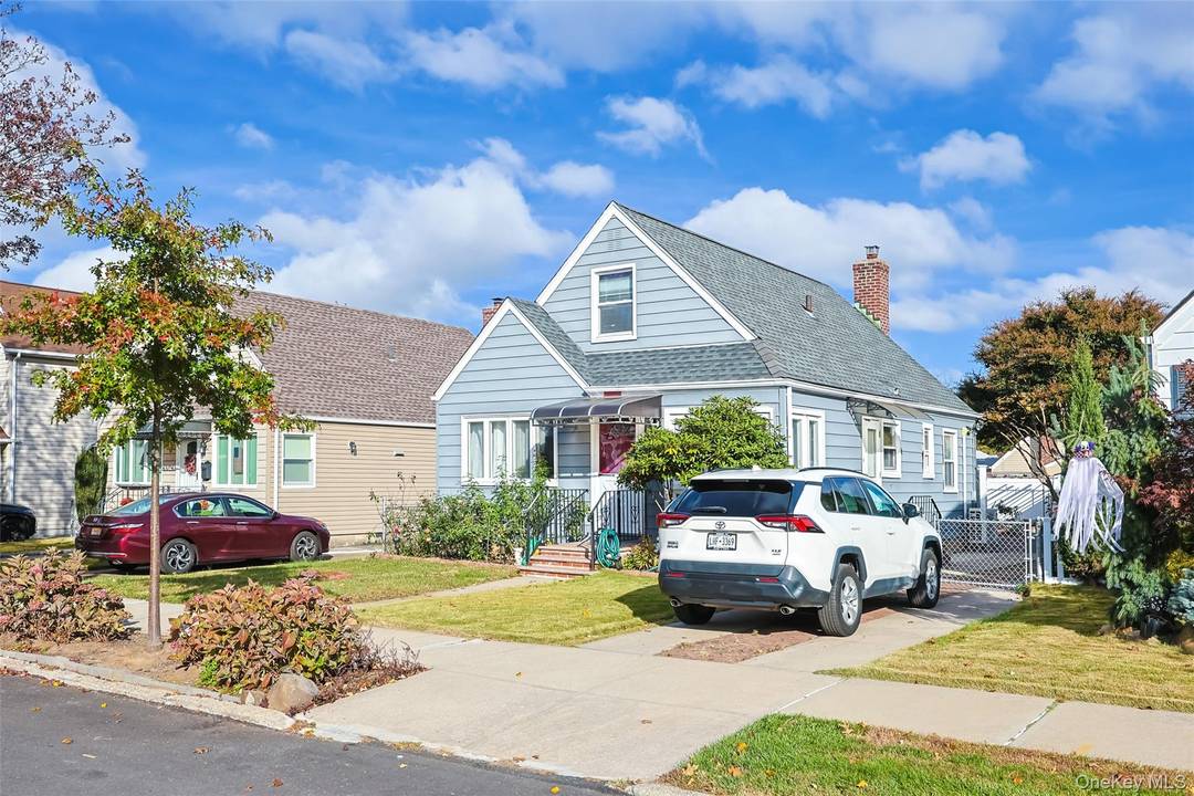 Elegant and recently renovated 4 bedrooms 3 baths Cape in a sought after area of Whitestone.