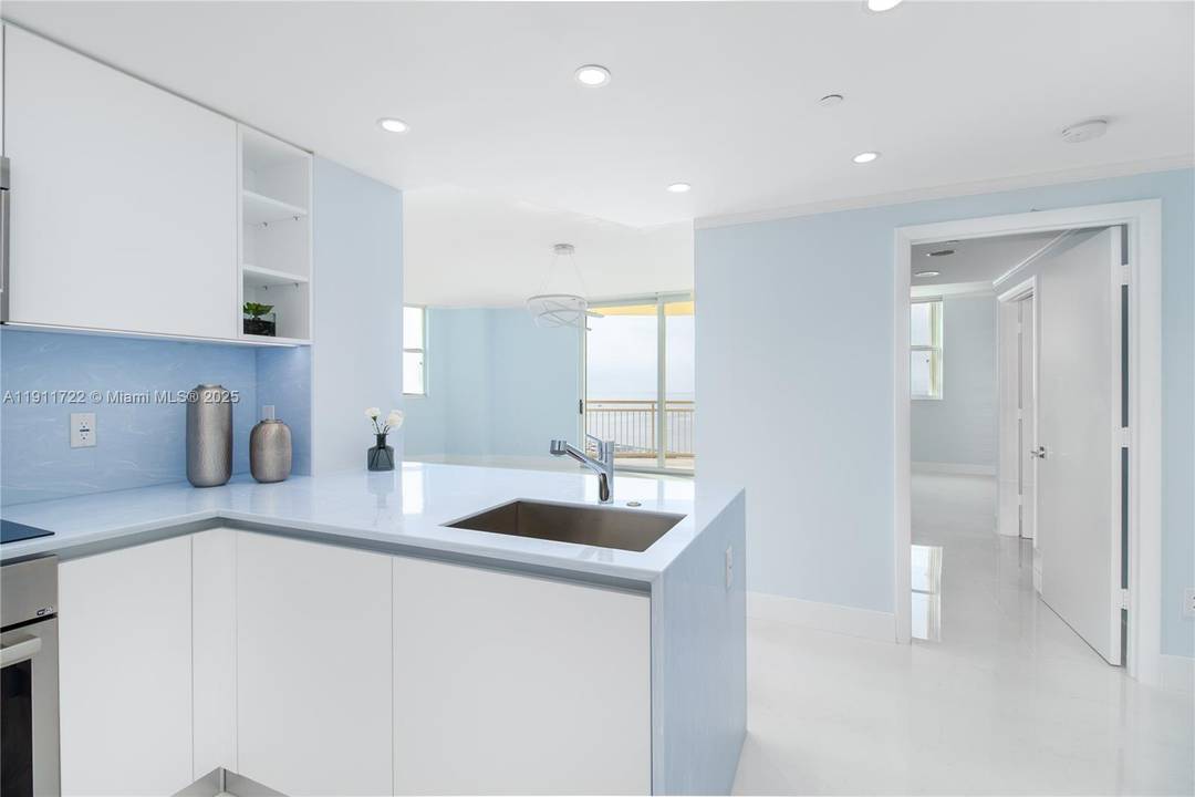 NOW READY TO MOVE IN ! Just blocks away, you have access to beautiful parks and the stunning Key Biscayne beaches, where you can enjoy sailing, jet skiing, running, biking, ...