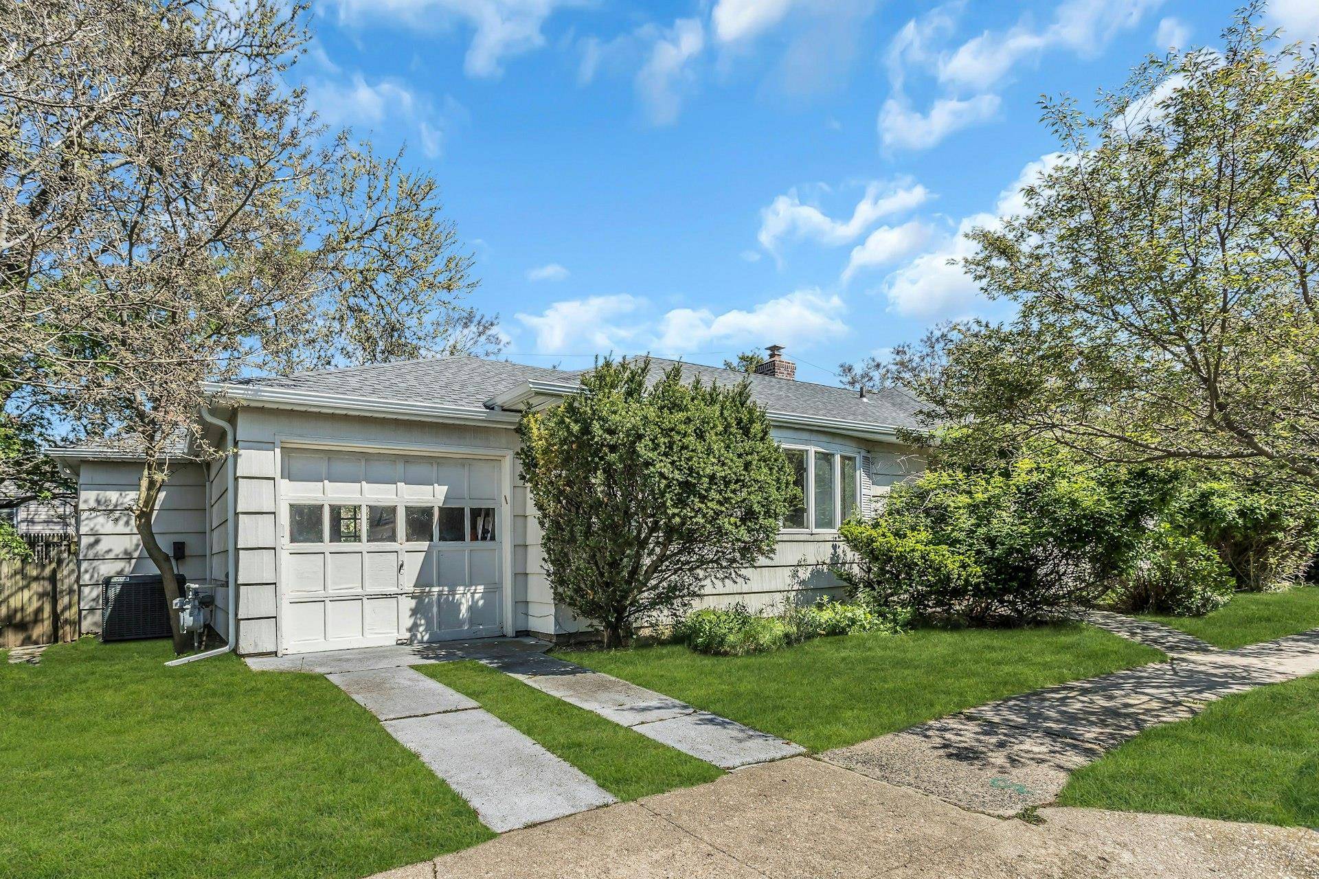 Don't miss this rare opportunity to own this charming ranch style home in the heart of Long Beach.
