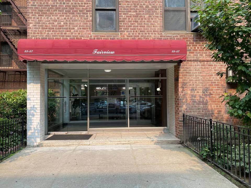 One of a Kind 2 Bed, 1. 5 Bath Artist s Home Renovated to Perfection !
