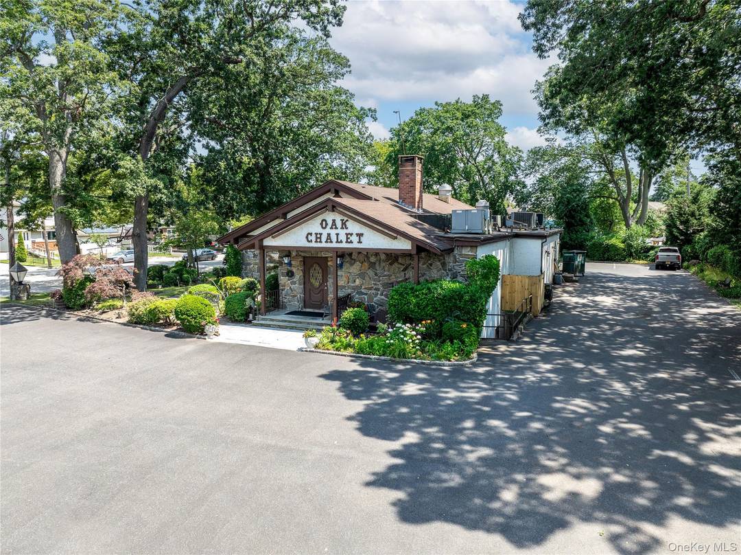 Nestled in the heart of Bellmore, New York, welcome to Oak Chalet an iconic restaurant situated on 1 acre of land.