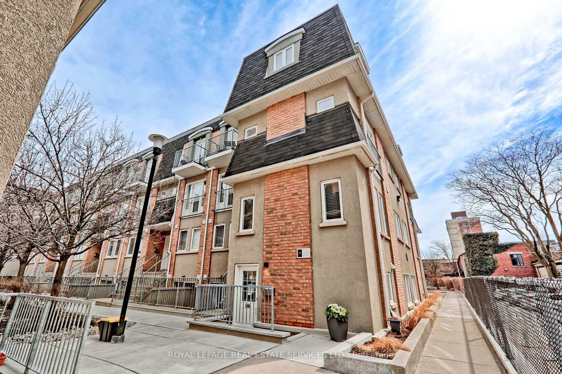 Bright amp ; Renovated End Unit Townhome in Dufferin Grove !