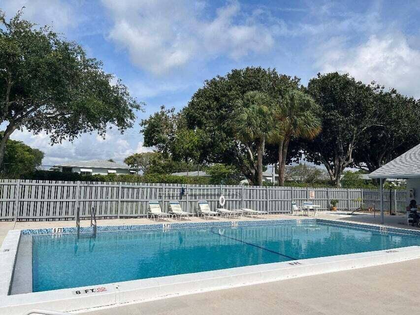RENTED FOR 2, 250 PER MONTH, ENDING DECEMBER 1ST 2025 1st floor bright 2 Bedrooms, 2 full bathrooms condo at the heart of Delray Beach, WATER CABLE INCLUDED.
