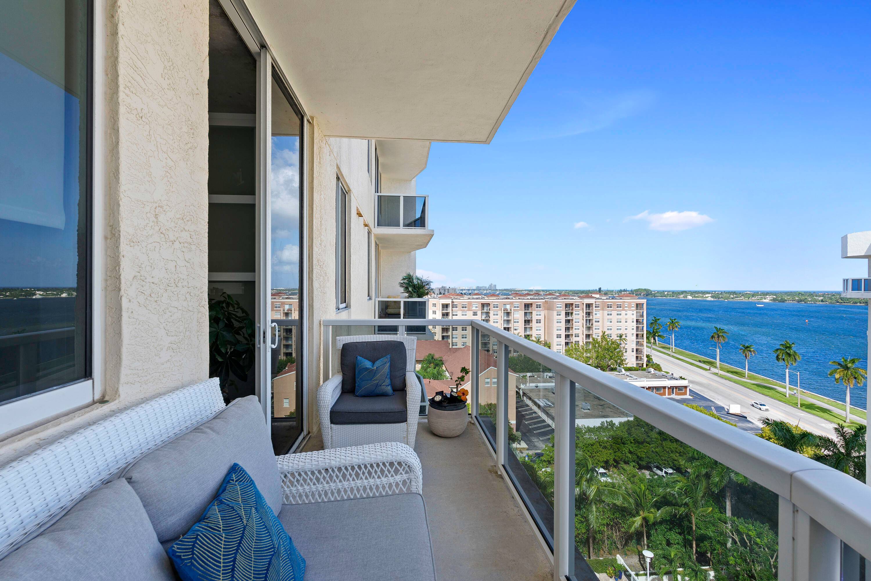 One bedroom 2 bath boutique style condo located in Villa Lofts.