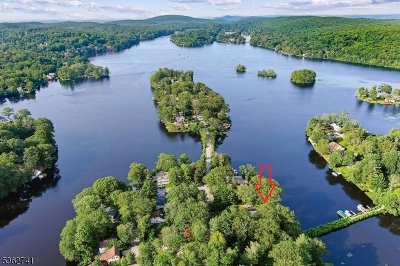 Perched at the high point of Upper Greenwood Lake ?