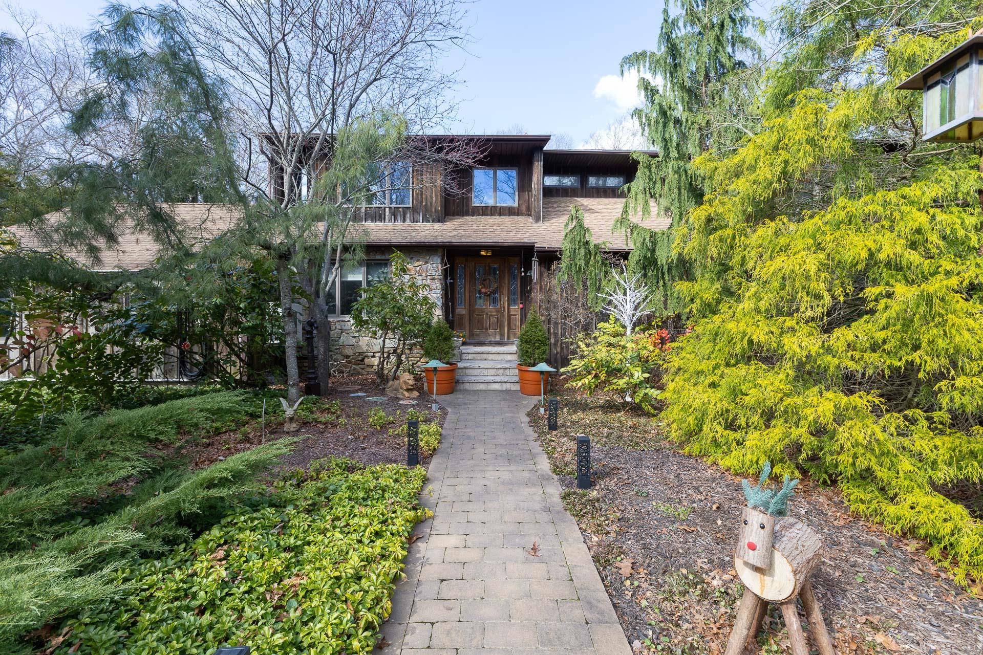 Welcome to 19 Stillwood Road, in the picturesque Hamlet of Brookhaven A Sanctuary of Luxury and Tranquility Nestled at the end of a quiet cul de sac in the desirable ...