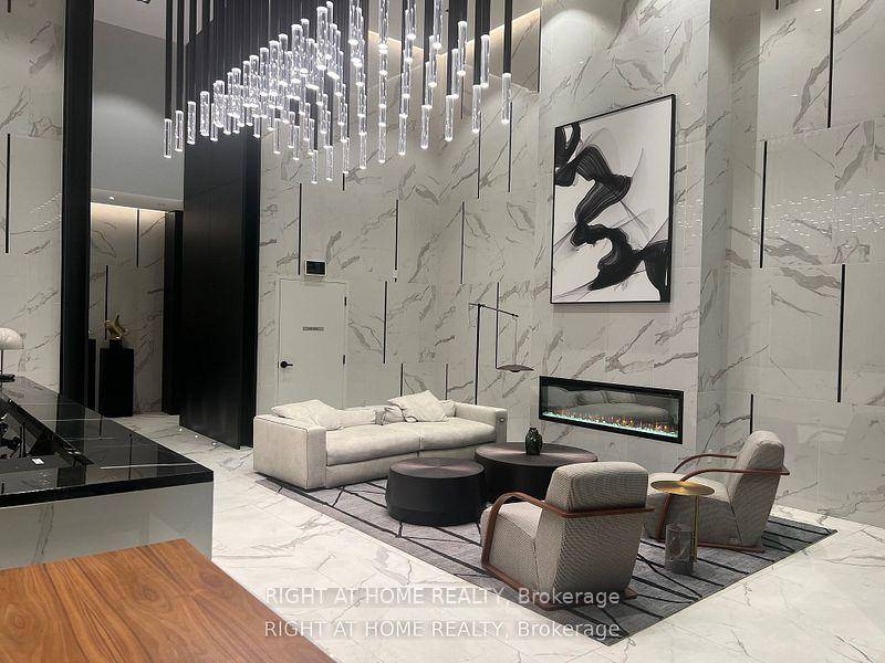 Welcome to this luxurious, modern newer unit located in the heart of downtown Toronto.