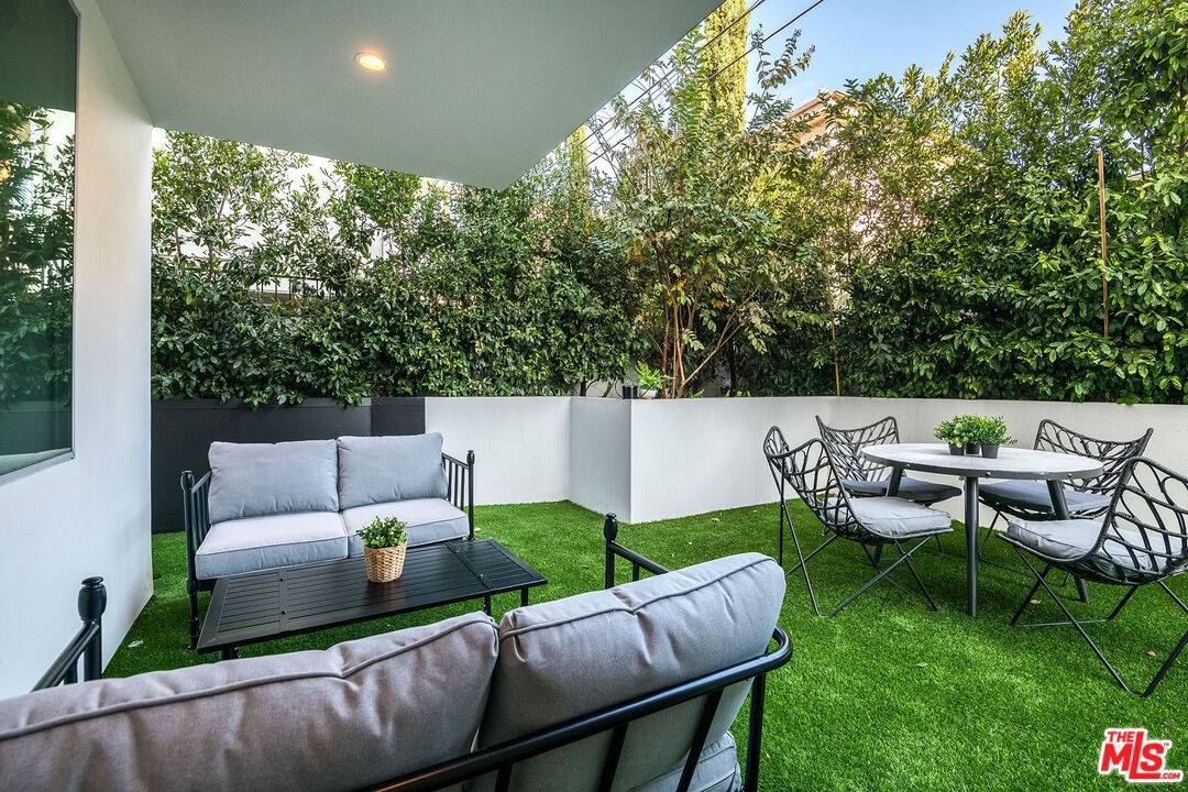 124 S Croft Ave 1BR Beverly Grove La