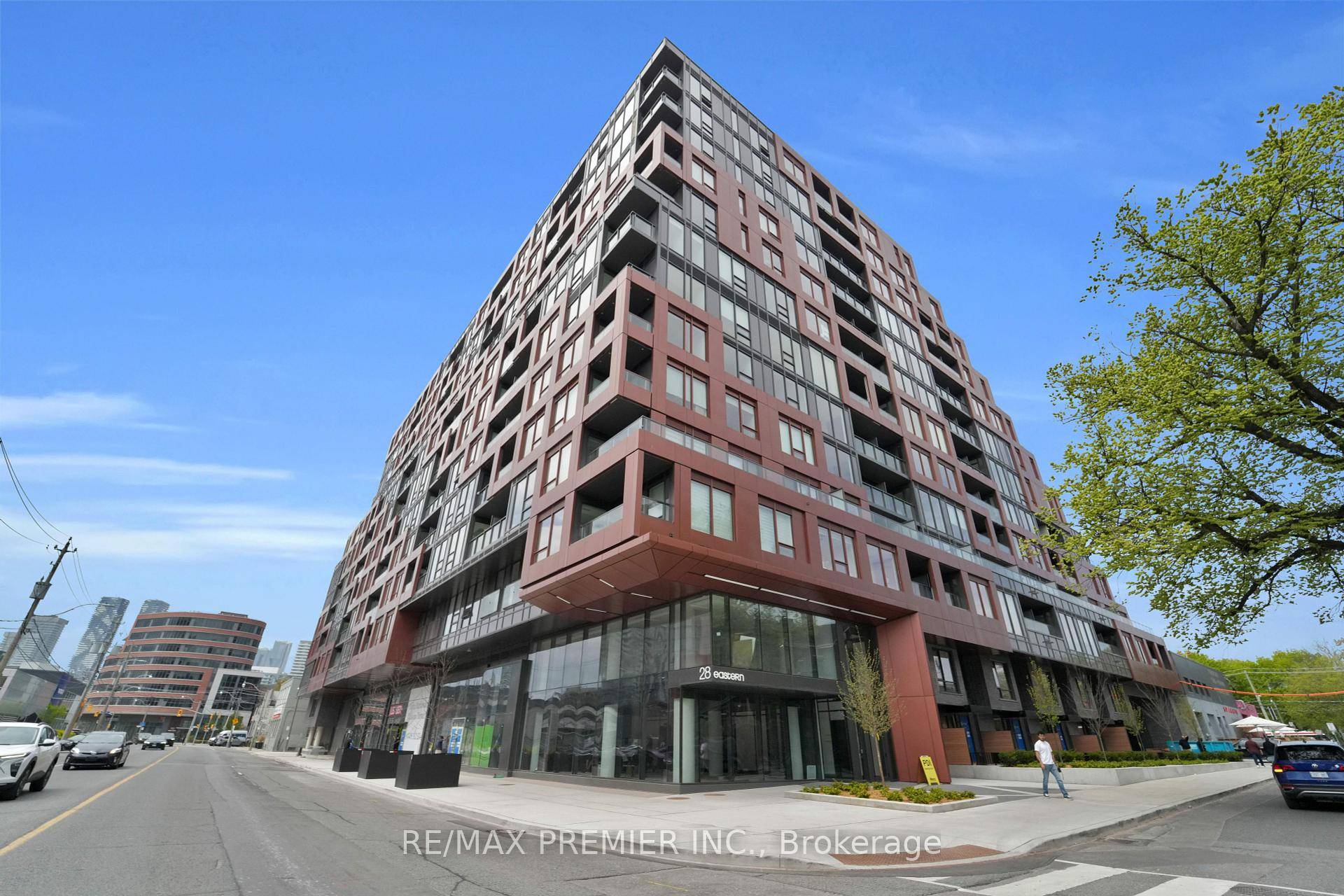 Welcome to LPH11 at 28 Eastern Ave a stylish 1 bedroom, 2 bath lower penthouse suite in the heart of downtown Toronto.