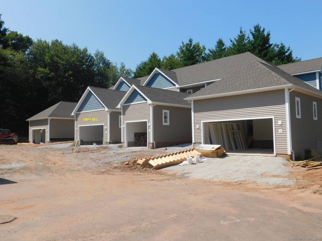 Barrington Model Homes at Ridgeview, Southington.