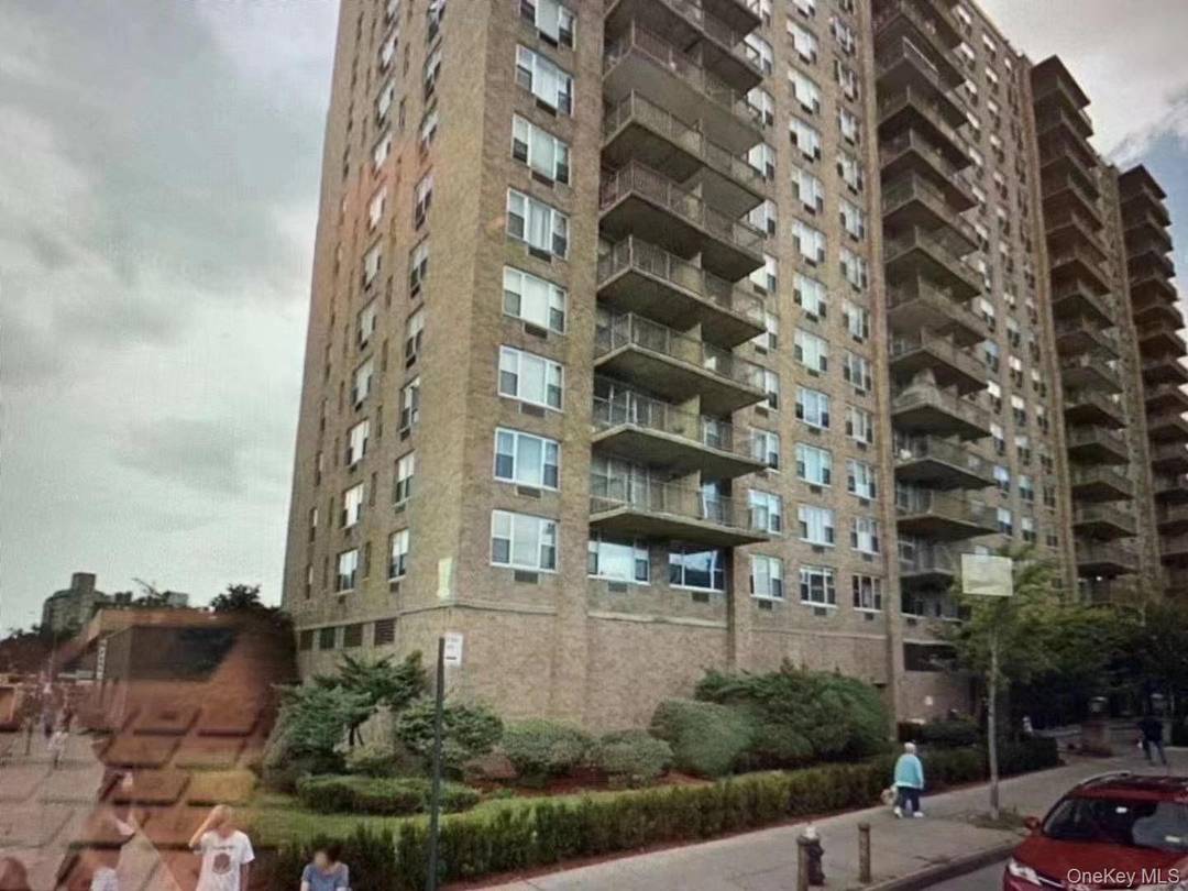 High floor 2 bedroom, 2 bath condo with a private balcony located in the heart of Downtown Flushing.