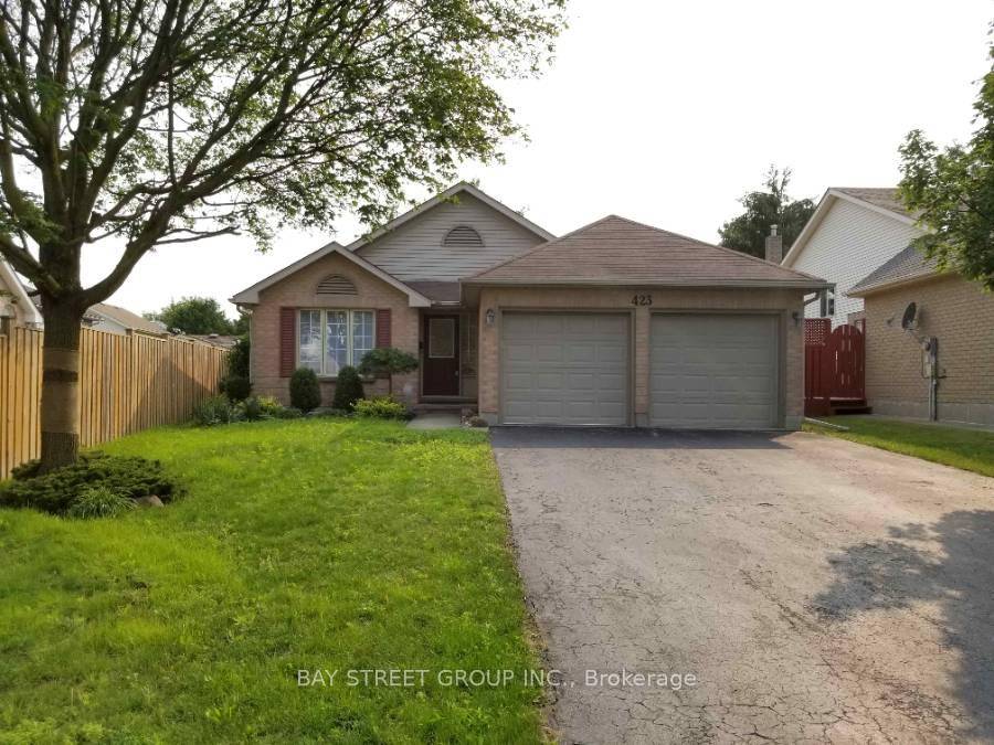 Welcome to this beautiful backsplit 4 detached house !