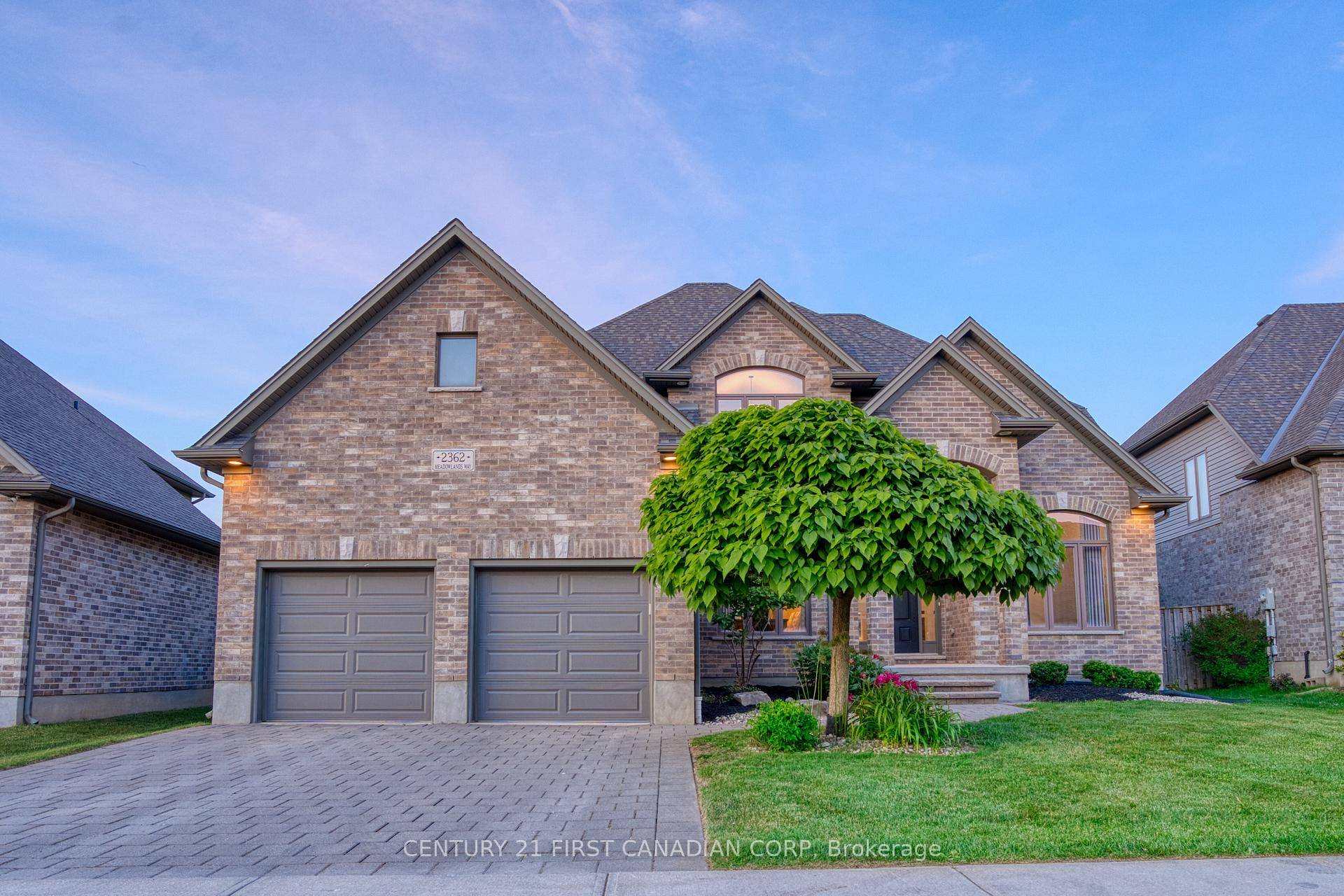 Welcome to 2362 Meadowlands Way, located in one of the most desirable neighbourhoods in North London !