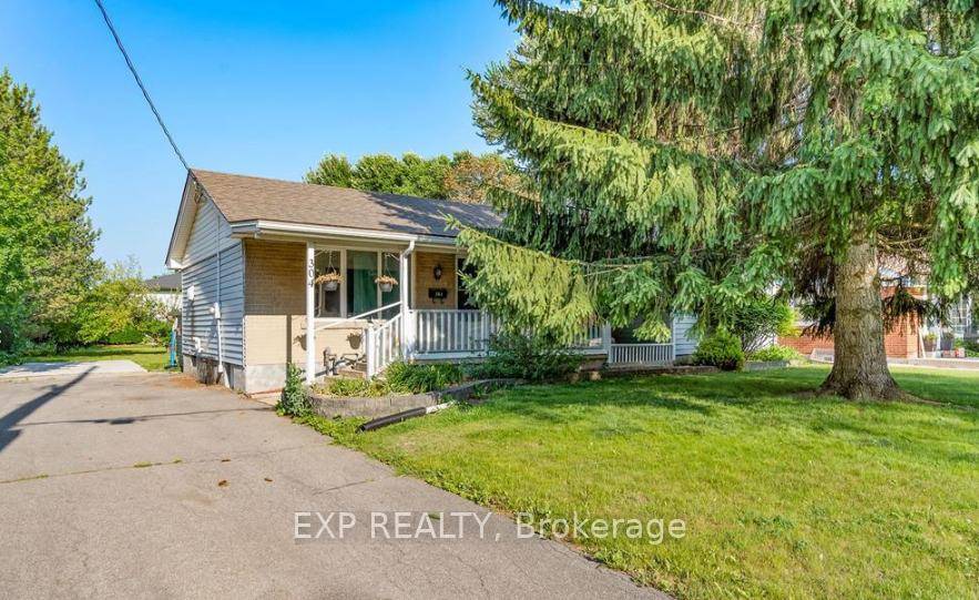 Welcome to this bright and comfortable 3 bedroom, 1 bathroom main floor unit in a large detached house offering plenty of sunlight and space for families, professionals, or students.