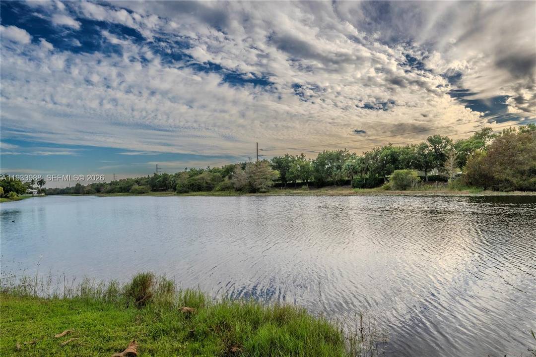 Beautiful LAKEFRONT home in Weston Hills Country Club, ready to move in !
