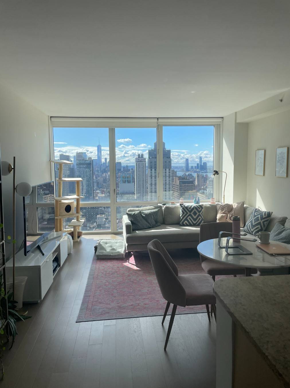 COVID DEAL ! Half month of December free Gross rent is 4359.