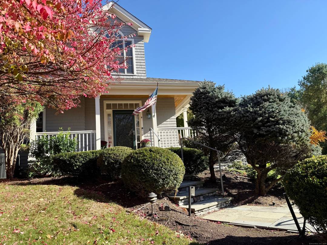 Welcome to this stunning, well sought after, modern, condo tucked away at the end of a quiet cul de sac !