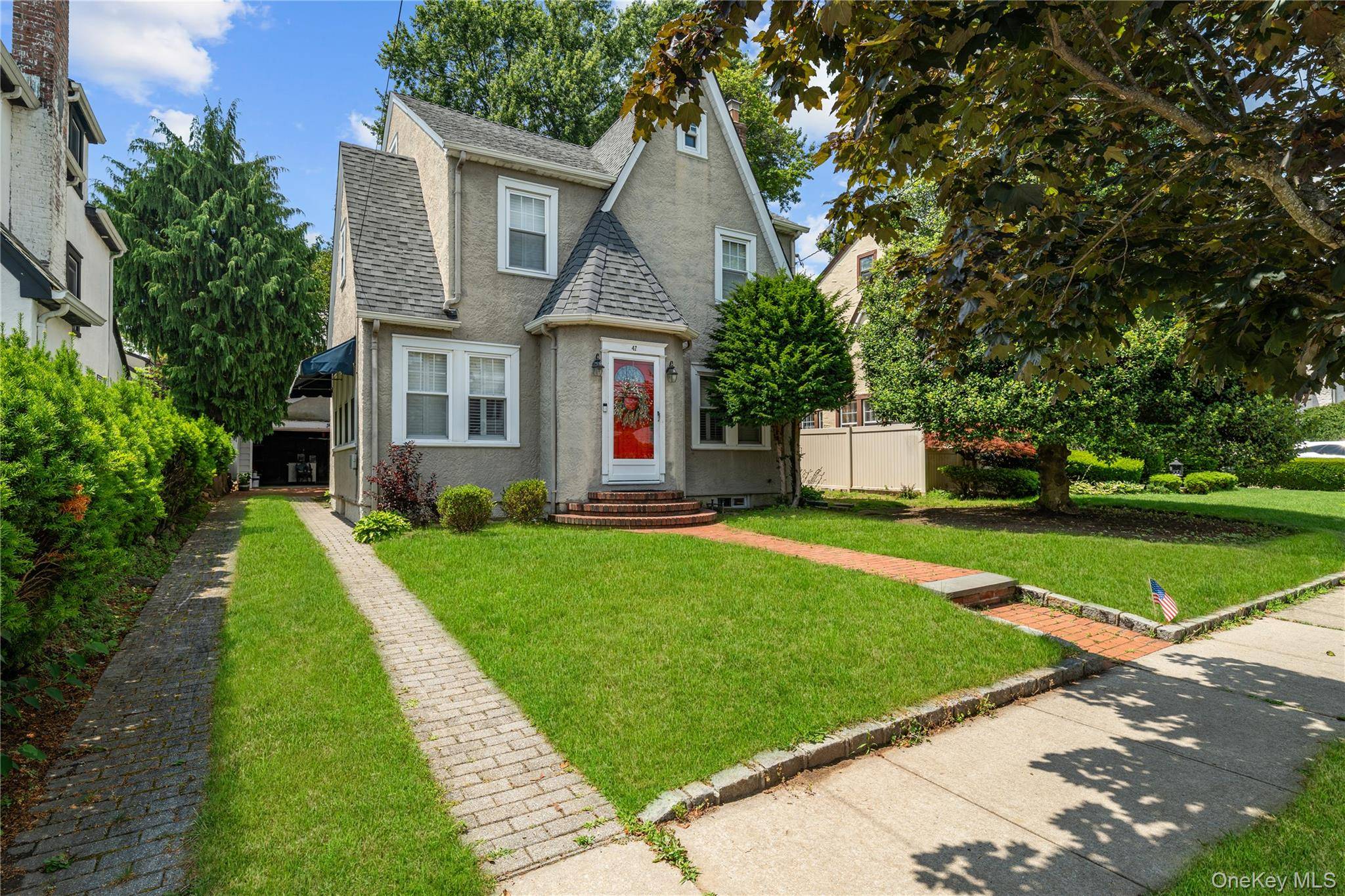 Well maintained 3BR, 1. 5BA in Cathedral Gardens !
