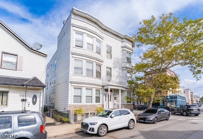 Don't miss this 6 family dwelling with a touch of vintage !