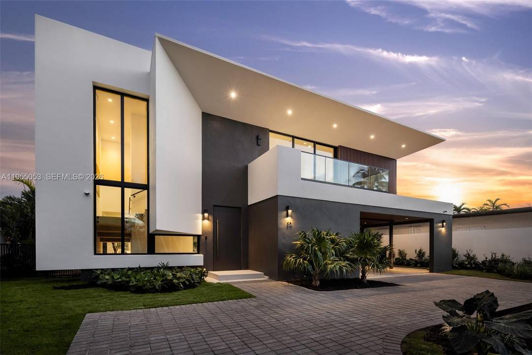 Casa 30 is a newly built modern masterpiece in North Coconut Grove s exclusive, patrol secured Bay Heights.