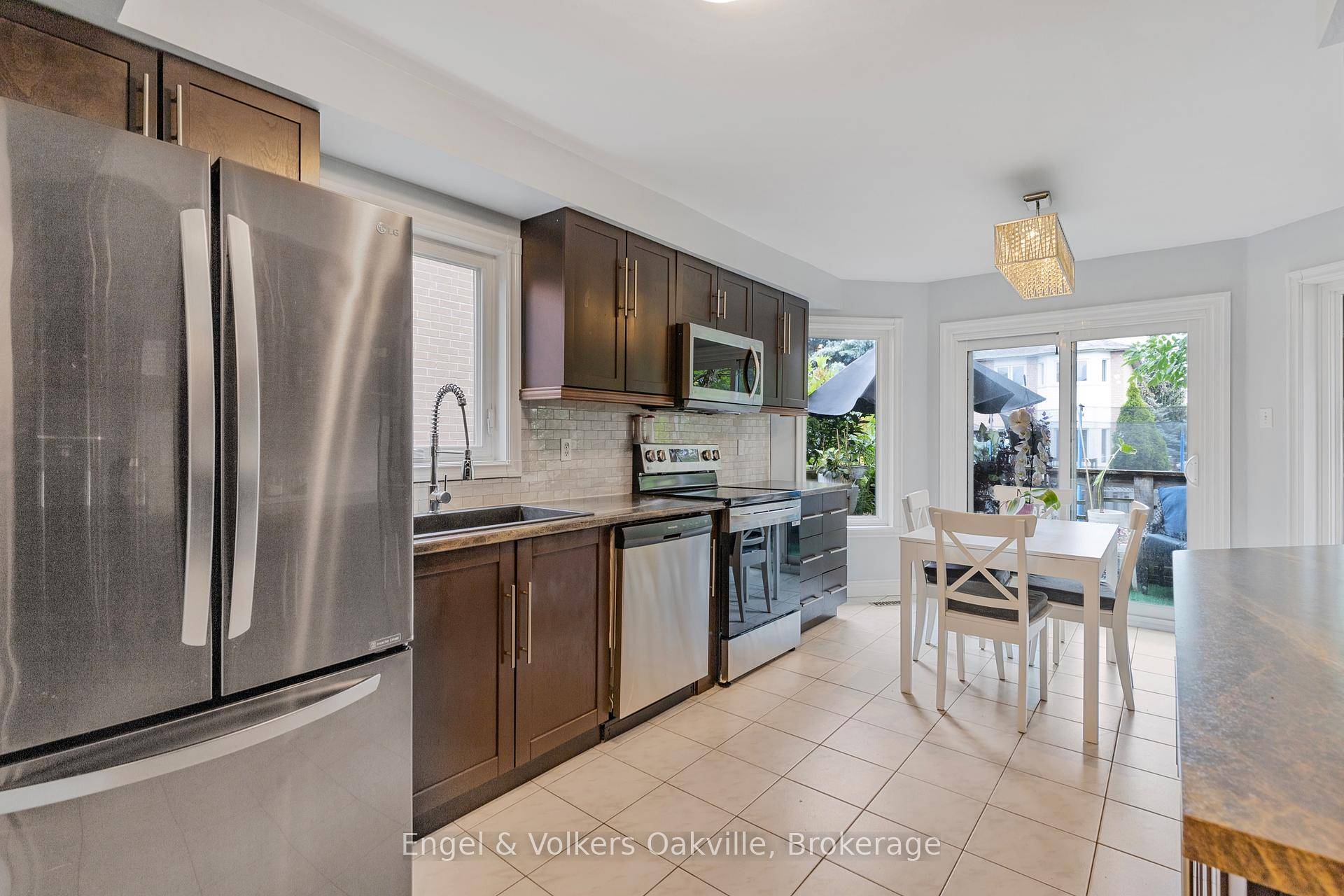 Welcome to 569 Phoebe Crescent, a detached home in a desirable family friendly neighbourhood in Burlington, close proximity to the lake and several parks to enjoy !