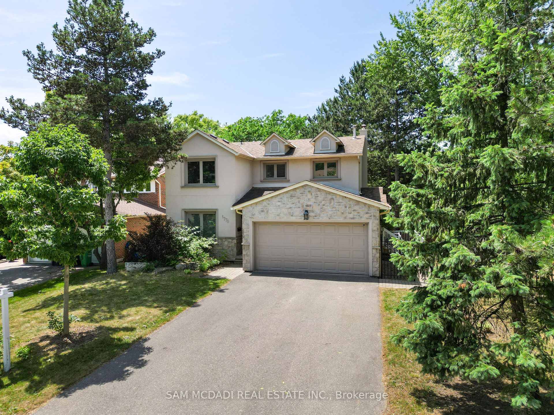 Conveniently Located Near University of Toronto, The Go Station, amp ; Erindale Park !