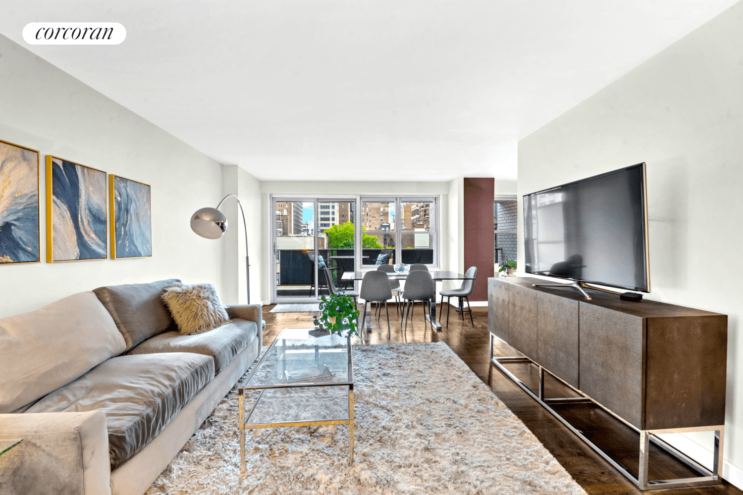 Experience the epitome of city living in this exquisitely renovated and generously spacious Junior 4 home, boasting stunning western exposure and a large private terrace.