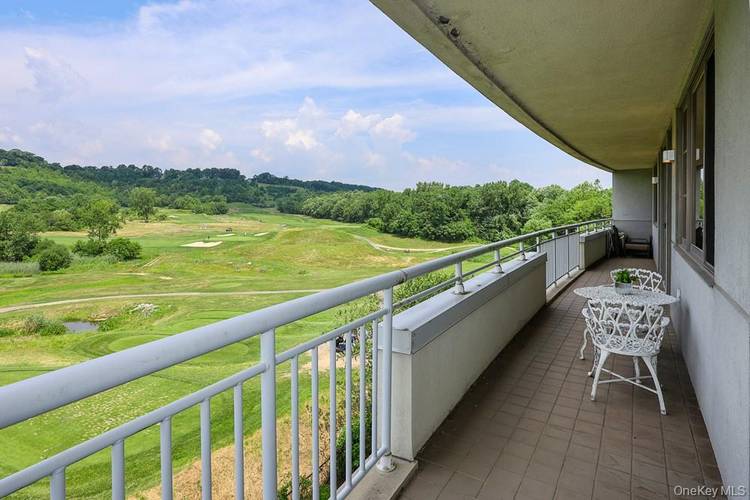 STUNNING GOLF COURSE VIEWS in this LUXURY 55 GATED community of Harbor View at Harbor Links, one of the North Shore s most desirable luxury 55 gated communities.