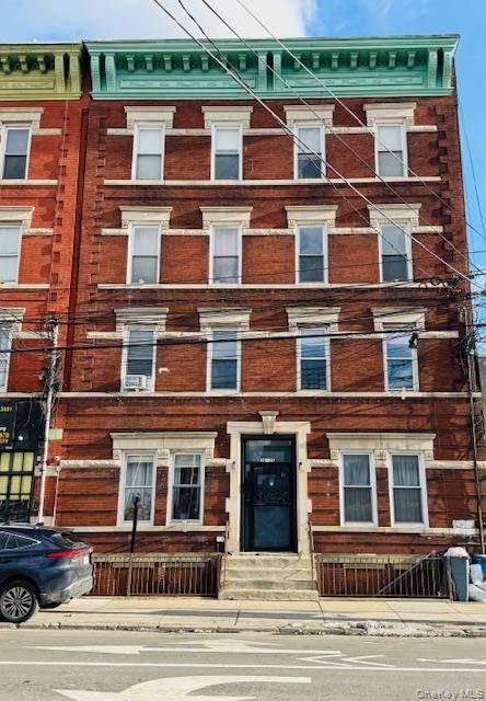 Newly renovation, excellent condition, all unit is 3 bedrooms and 2 baths, very good income, 6 units are free market, 2 units are RS, unit 3L is current vacant also ...