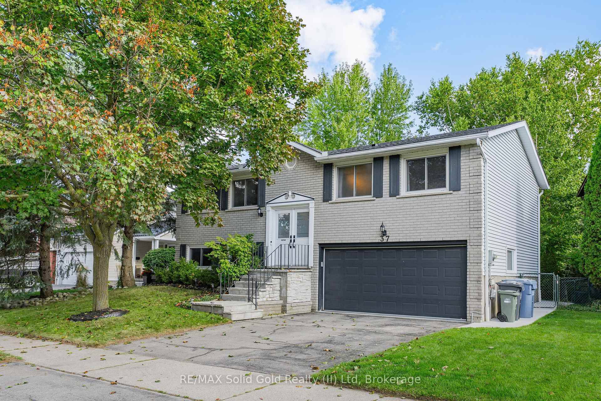 Are you looking for an amazing family home with a huge backyard ?