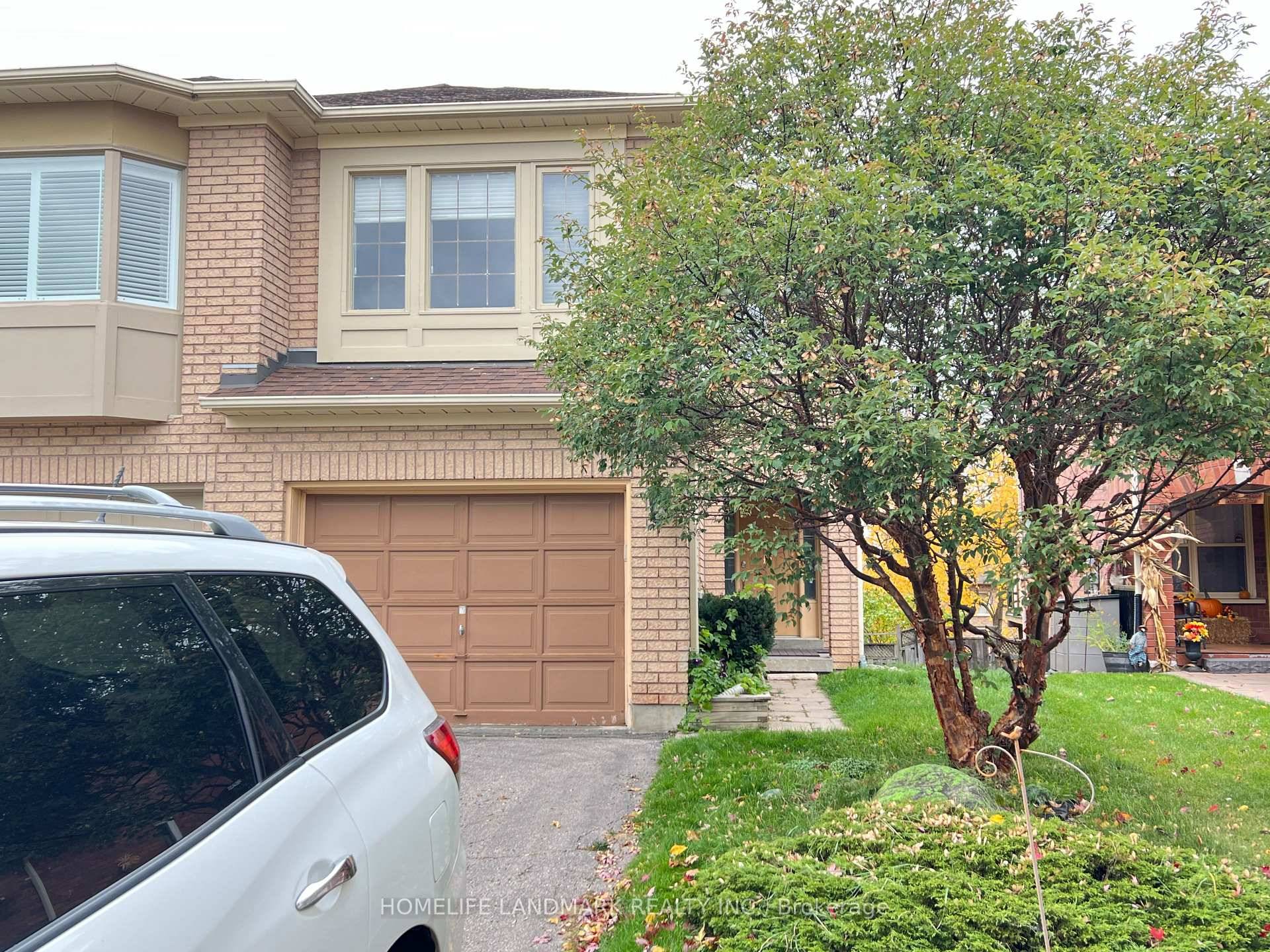 Lovely And Bright Semi Detached Home In Desire Aurora Grove Community.