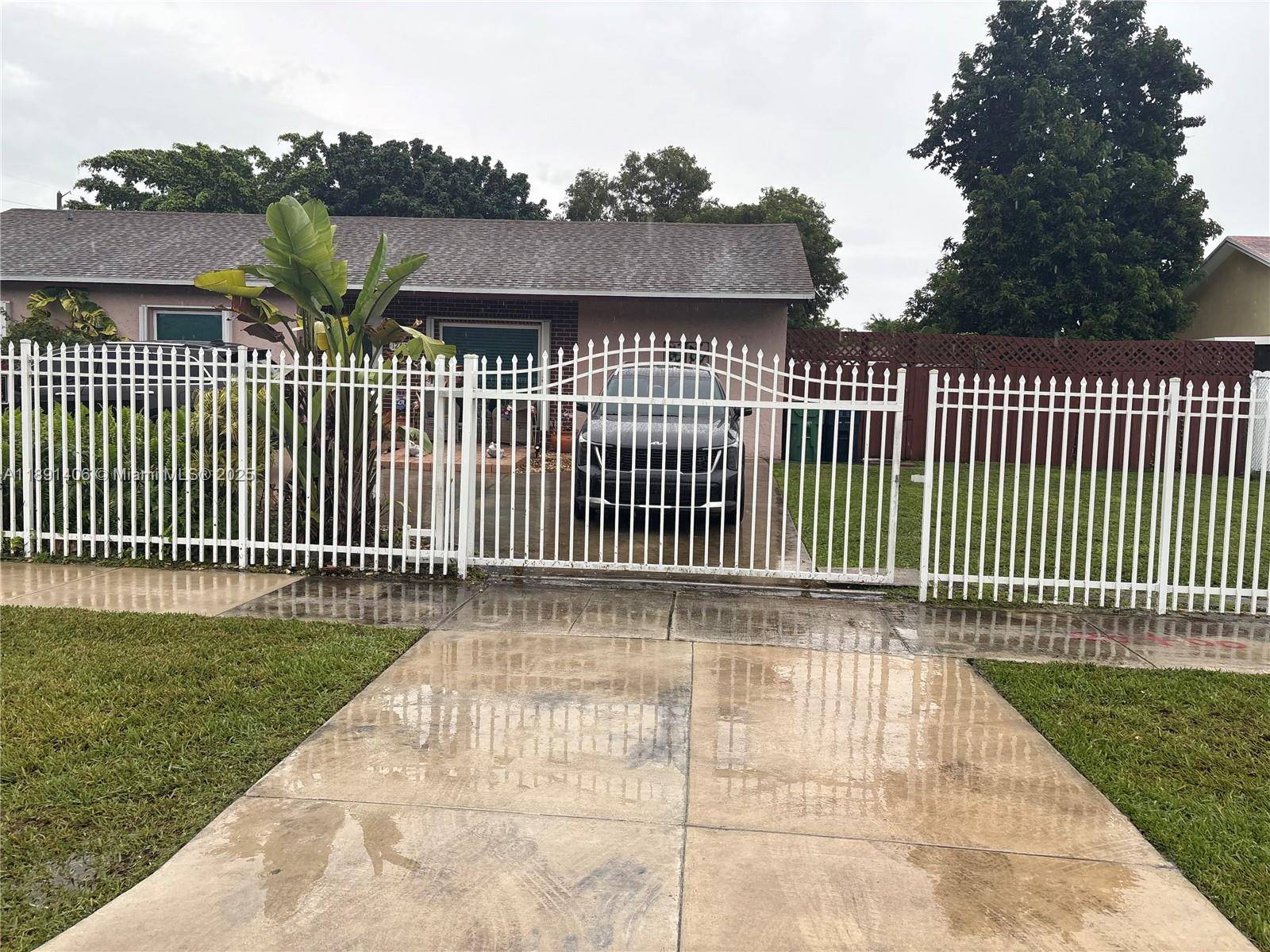 Discover this family home nestled in a charming neighborhood !