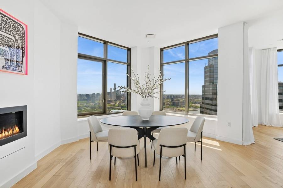 LOGGIA PENTHOUSE LUXURY w UNOBSTRUCTED EAST RIVER VIEWS Exquisite design meets extraordinary views in this beautifully renovated duplex penthouse in prime FiDi.