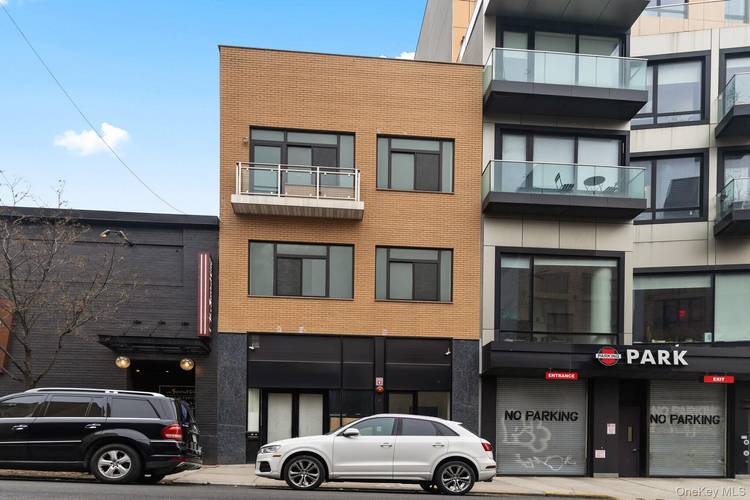 PRIME LOCATION ! ! Price flex opportunity in Williamsburg Ground Floor Basement, almost the same footprint from the 1st floor A block away from waterfront Located between Wythe and Kent ...