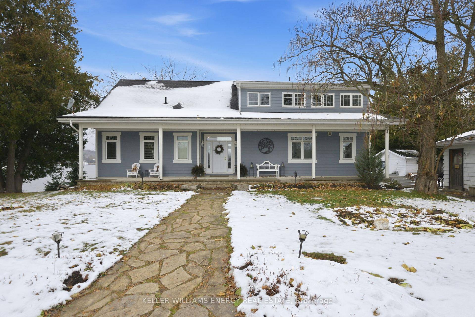 Welcome to this stunning 1 2 bedroom, 3 bathroom bungaloft nestled on the beautiful Trent Severn Waterway.